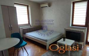 Sjajna nekretnina! Potpuno opremljena garsonjera na odličnoj lokaciji!